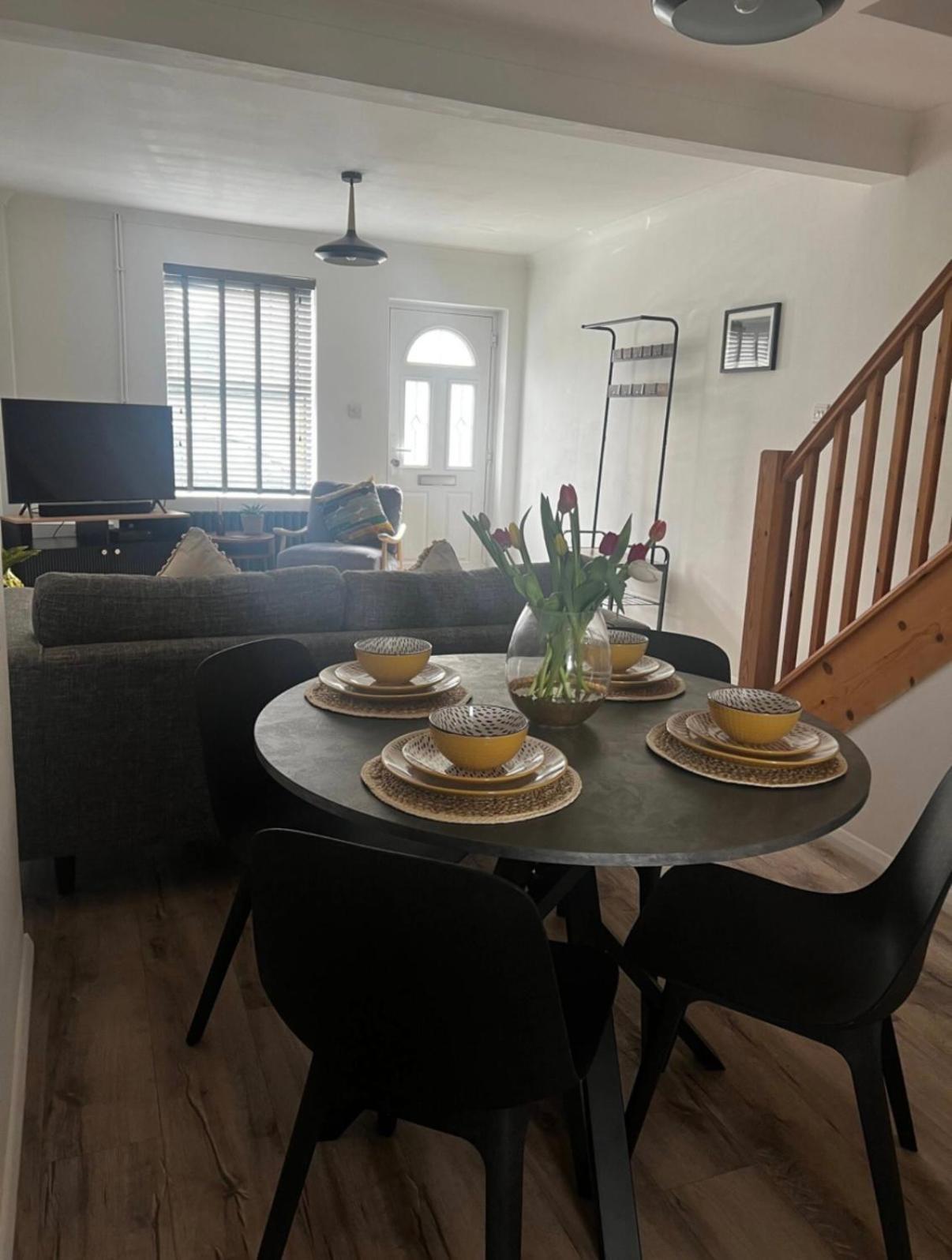 Modern 2 Bed House In Rainham, Kent - Central Location Rainham  Bagian luar foto